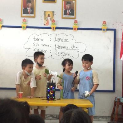 Persentasi Bertema Tanaman